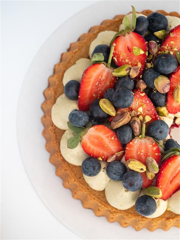 Pistacjowa tarta sablé breton z owocami