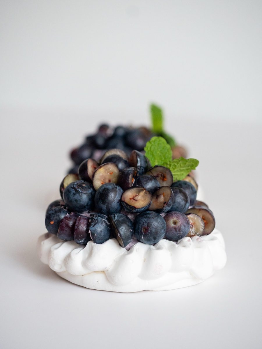 Pavlova 2.0 z lemon curdem i namelaką borówkową