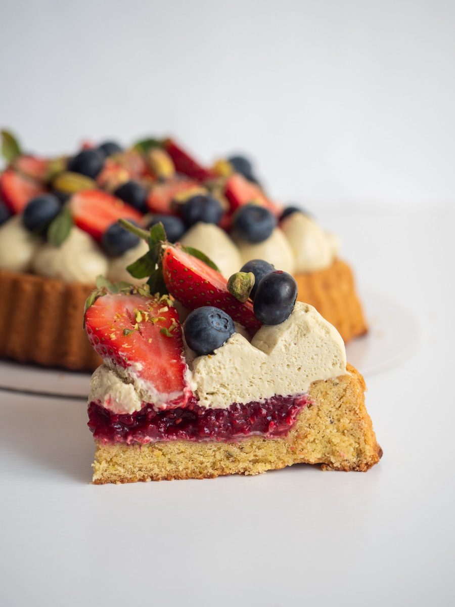 Pistacjowa tarta sablé breton z owocami